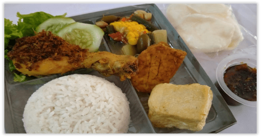 nasi kotak ayam goreng lengkuas